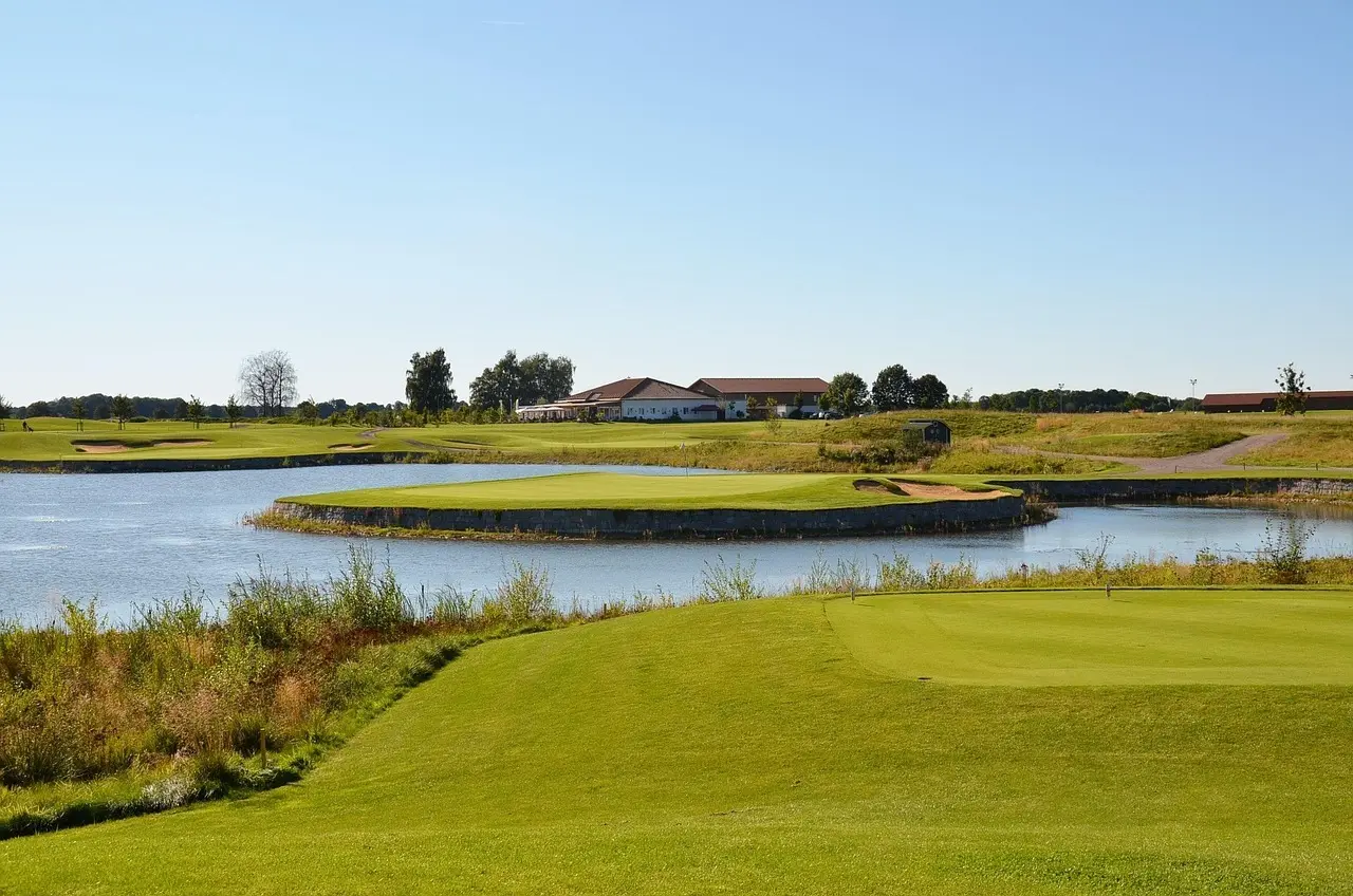 Golfbane med green, vandhazard og klubhus