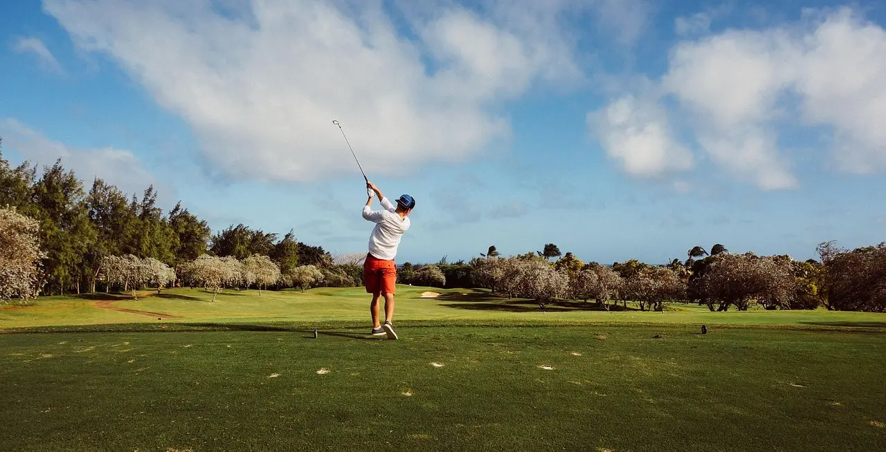 Golfspiller slår fra fairway