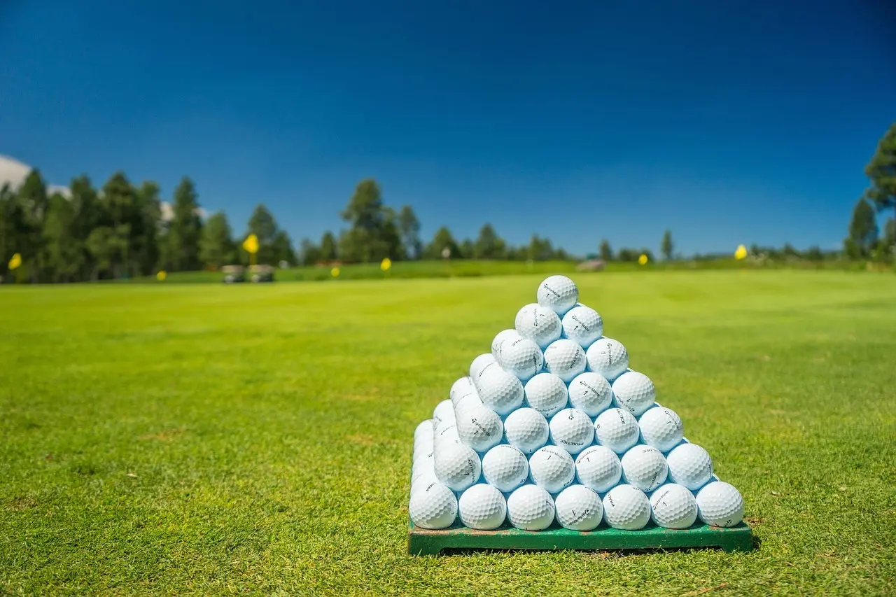 Pyramide af golfbolde på driving range